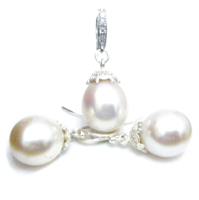 White Red Carpet Pearl Pendant and Earrings Set